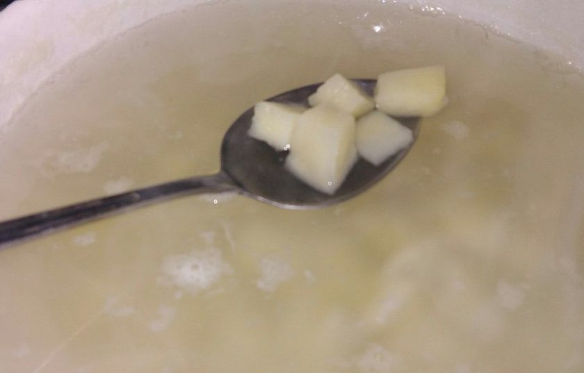 1. Этап. Суп с куриными фрикадельками и овощами: 1. Почистите картофель, нарежьте его кубиками, залейте водой и поставьте на огонь. Доведите до кипения, снимите пенку, добавьте соль по вкусу и убавьте огонь. Пока варится картофель, нужно подготовить фарш для фрикаделек.