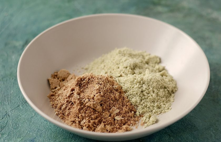 1. Этап. Льняные хлебцы с тыквой: Измельчите в кофемолке тыквенные семечки и лен.