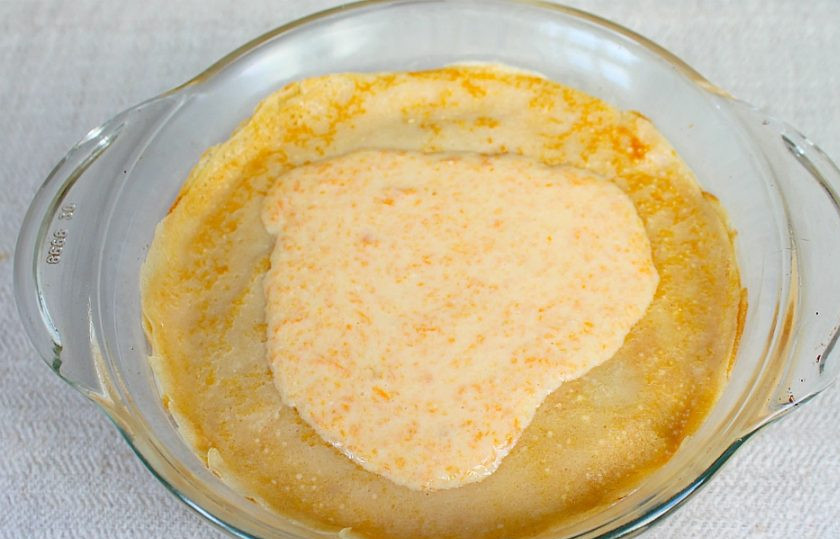 1. Этап. Тыквенная запеканка с блинами: На дно формы кладем бумагу для выпечки. Далее чередуем блины с кремом. На один блин 4-5 ст. ложек крема. Один блин оставляем, им накроем запеканку после выпечки и будем покрывать заливкой. Форму отправляем в духовку на 40 минут, запекаем при температуре 180 градусов.