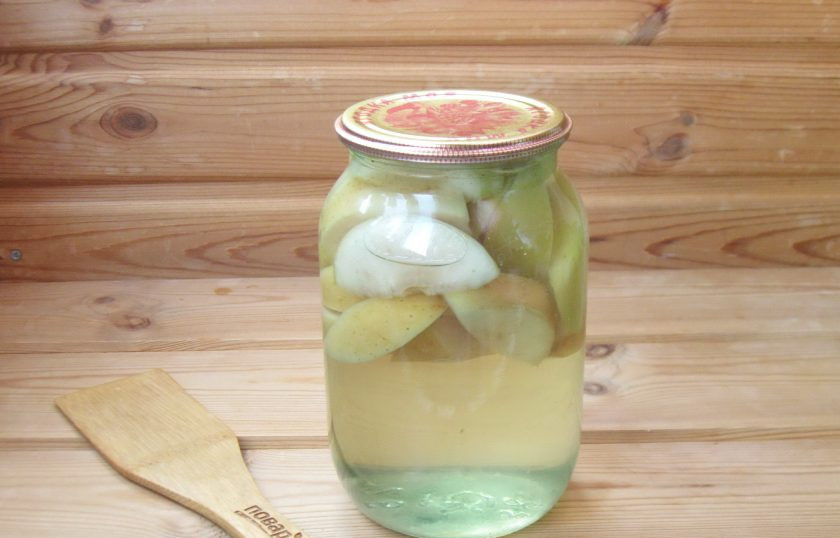 1. Этап. Компот из яблок с лимонной кислотой на зиму: Залейте яблоки с сахаром и лимонной кислотой закипевшей водой. Закатайте стерилизованной крышкой.