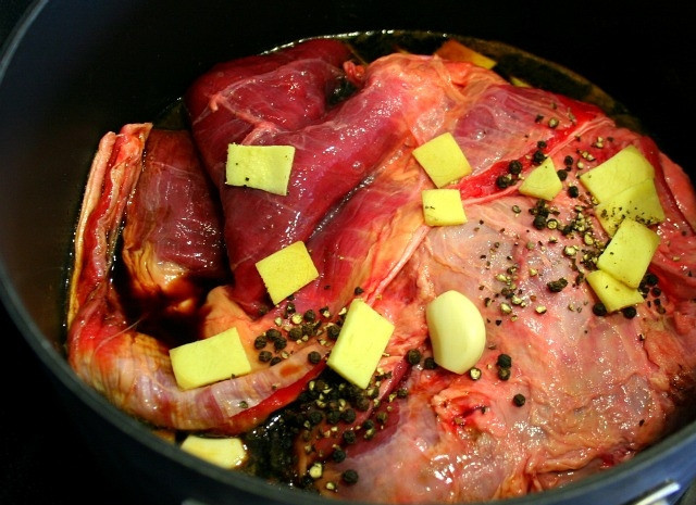 1. Этап. Тушенная в соевом соусе говядина: 2. Выложите мясо, добавьте специи, влейте соевый соус, рисовое вино и кунжутное масло.