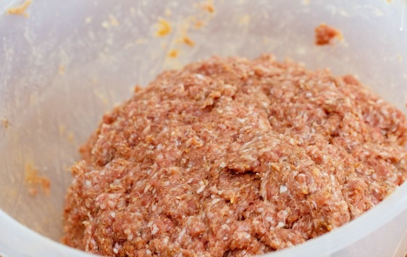 1. Этап. Итальянская домашняя салями: Мясо и сало перемолите в мясорубке. Добавьте к ним смесь специй. Мешайте фарш в течение 10 минут.