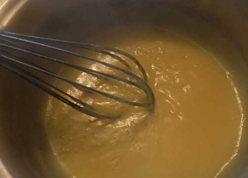 1. Этап. Быстрый торт на сковороде с заварным кремом: Варим крем где-то минуты 2-3, постоянно помешивая, пока не начнет густеть.