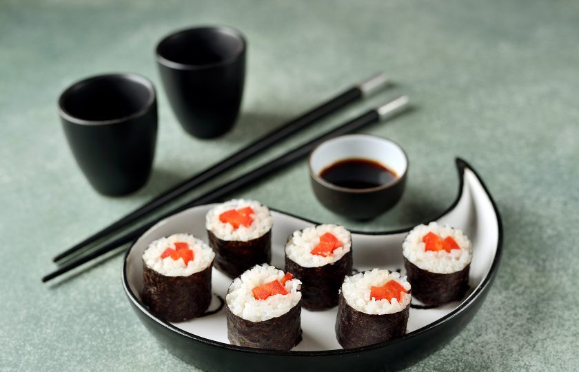 1. Этап. Роллы с болгарским перцем: Ролл с болгарским перцем подавайте к столу с соевым соусом. Приятного аппетита!