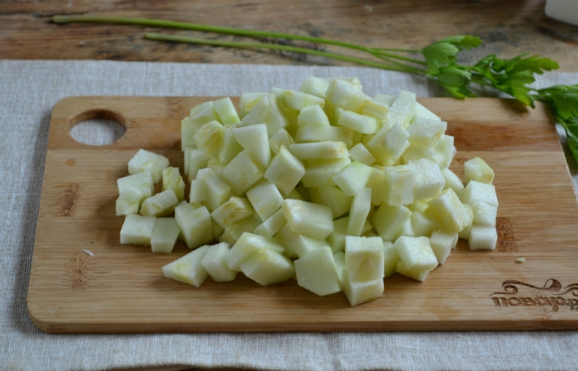 1. Этап. Икра кабачковая с перцем и помидорами: Кабачок очистите от кожуры и нарежьте мелкими кубиками, присыпьте солью.