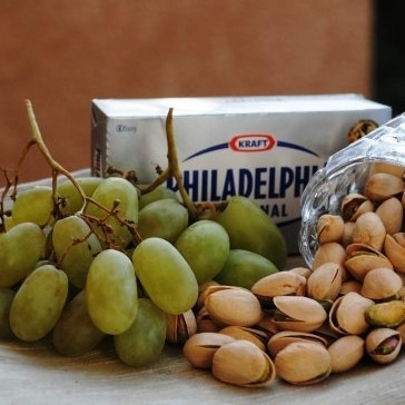 1. Этап. Сырные шарики с фисташками и виноградом: Итак, у нас есть всего 3 ингредиента: фисташки, сыр и виноград.