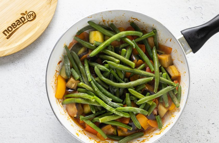 1. Этап. Рагу с баклажанами и стручковой фасолью: Спустя еще 5 минут добавьте замороженную стручковую фасоль. Тушите еще 5-7 минут.