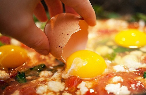 1. Этап. Яичница с брынзой: Разбиваем в сковороду яйца, их также посыпаем сверху брынзой, можно немного посолить, но я обычно этого не делаю.