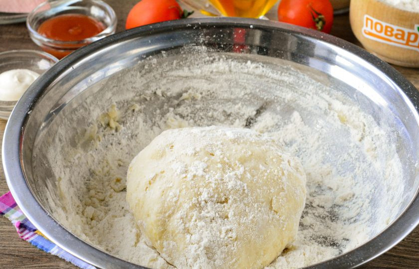 1. Этап. Пицца в чебуреке: Замесите мягкое, эластичное тесто для чебуреков, оставьте его отдыхать на 15-20 минут.