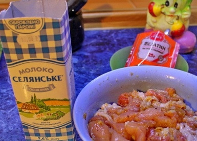 1. Этап. Куриный рулет в пакете из-под молока: Нарезаем куриное мясо небольшими кусочками, добавляем к нему измельченный чеснок, соль, специи и сухой желатин. Тщательно перемешиваем.