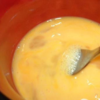 1. Этап. Кантонское Ризотто: Отварить рис в кастрюле с кипящей подсоленной водой. Тем временем подготовить остальные ингредиенты. Разбить в миску пару яиц, добавить немного соли и перемешать.