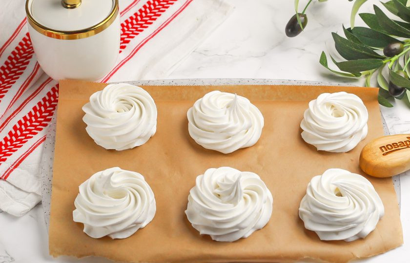 1. Этап. Зефир из яблок: Выложите половину зефирной массы в пакет и отсадите на доску или пергаментную бумагу, или силиконовый коврик заготовки зефира. Они могут быть любой формы. Если масса горячая, то они слегка оплывут, растекутся немного — это нормально. Они будут держать форму.