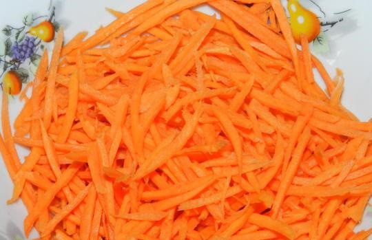 1. Этап. Жареные баклажаны с морковью и чесноком: 4. Натереть на терке.