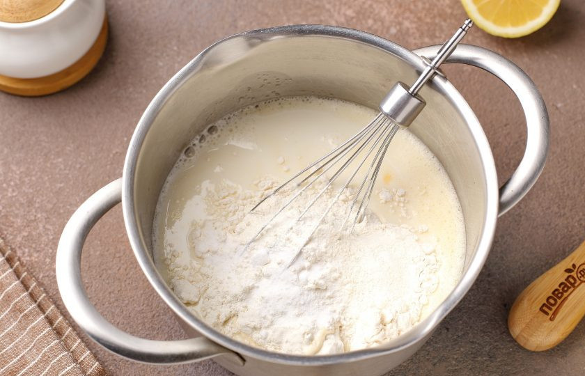 1. Этап. Блинчики хрустящие: Перемешайте. Добавьте муку и соду.