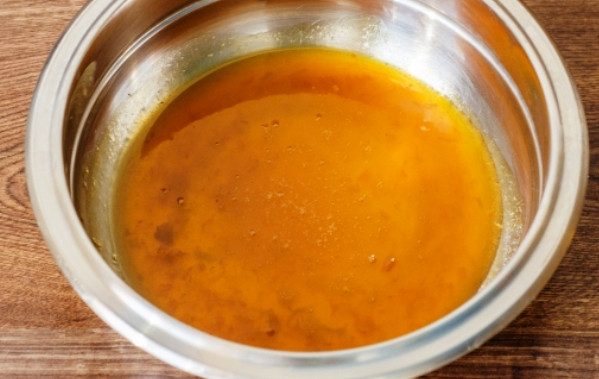 1. Этап. Абрикосовое суфле: Абрикосовый джем разогрейте и перетрите через сито.