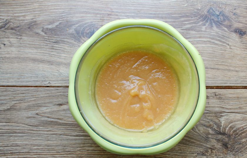 1. Этап. Желе из фруктового пюре: Нагрейте массу до растворения сахара и желатина. Масса должна стать однородной. Это можно сделать на медленном огне или в микроволновке, включая по 20 секунд.