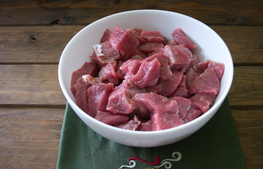 1. Этап. Диетическое мясо: Говядину нарежем кубиком. Полейте соевым соусом, специями. Перемешайте.