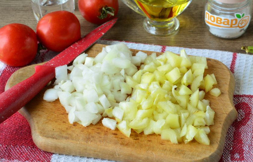 1. Этап. Цукини с помидорами и перцем на зиму: Почистите лук и сладкий перец, нарежьте овощи кубиками.