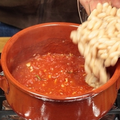 1. Этап. Фасоль тушеная с помидорами: Добавить фасоль.