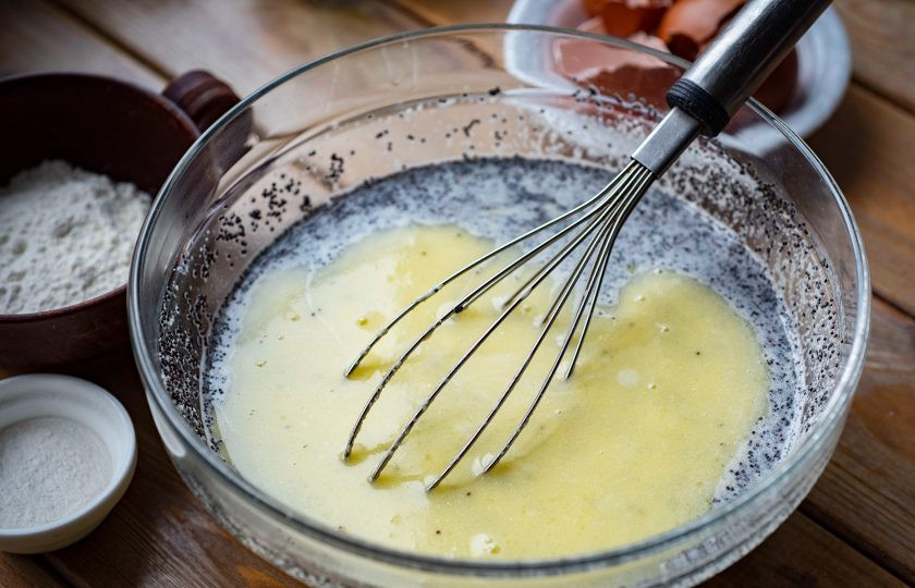 1. Этап. Манник с маком на молоке в духовке: Затем добавьте растопленное сливочное масло.