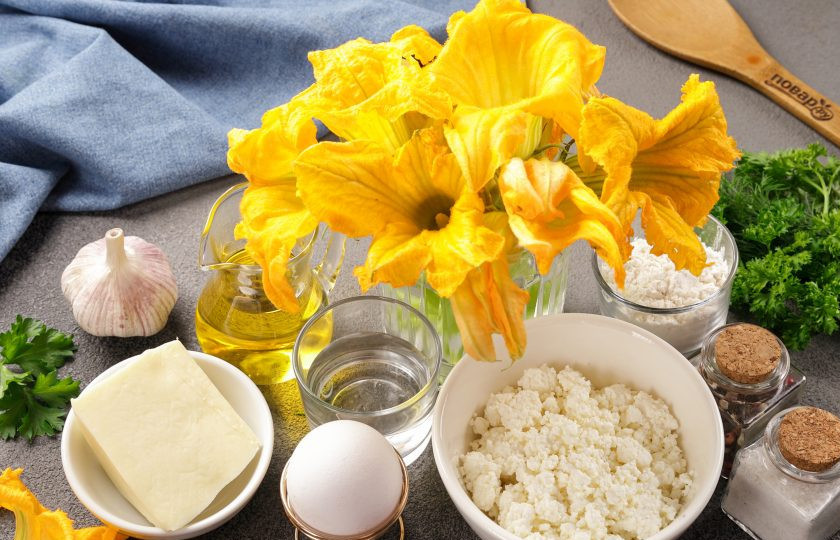 1. Этап. Цветы тыквы в кляре: Подготовьте все ингредиенты.