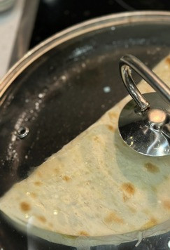 1. Этап. Омлет в лаваше-кругляше: Накрыть крышкой, на минимальном огне обжарить с обеих сторон до полного расплавления сыра