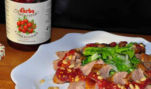 1. Этап. Салат с уткой: Перед подачей поливаем салат этой заправкой. Затем посыпаем кедровыми орешками. Не беда, если это будут грецкие орехи, кешью или миндаль. Получается в любом случае очень вкусно!