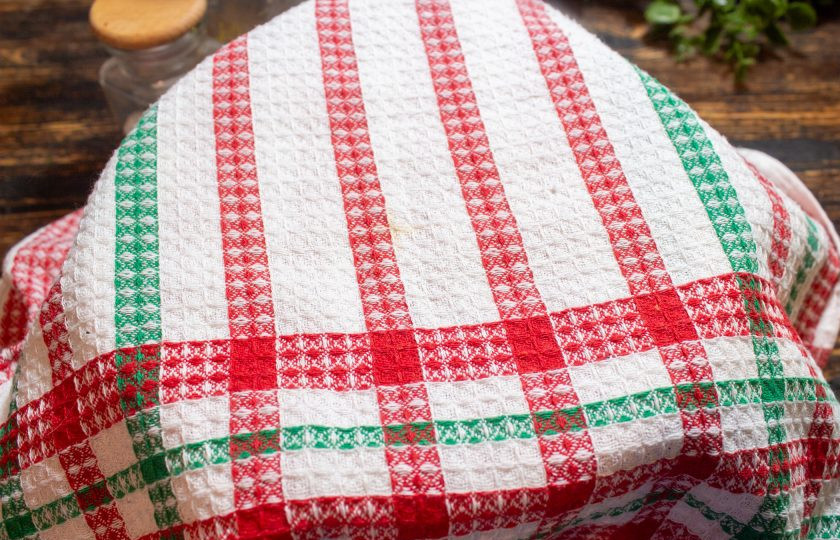 1. Этап. Хлеб с черносливом: Накройте чистым полотенцем и уберите в теплое место на час.