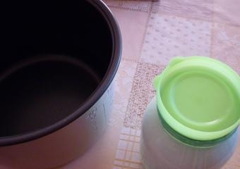 1. Этап. Творог из прокисшего молока в мультиварке: Прокисло молоко - сделаем вкусный творог. По опыту знаю, что не из всякого магазинного молока получится творог. Вам придется все познавать опытным путем. Сегодня приготовим творог с помощью мультиварки.