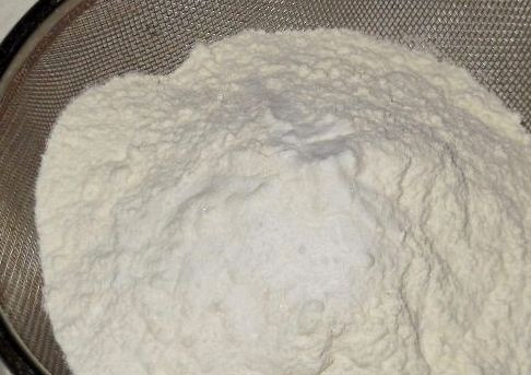 1. Этап. Печенюшки на скорую руку: Для начала смешиваем муку с содой и просеиваем их через сито.