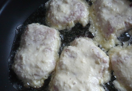 1. Этап. Отбивные из стейка индейки в кляре: Разогреть сковороду с растительным маслом, выложить отбивные и обжарить около 2-3 минут на среднем огне. Когда одна сторона будет готова, перевернуть отбивные на другую сторону и обжарить до готовности примерно столько же. Отбивные жарятся быстро, но если вы сомневаетесь в готовности мяса, надрежьте кусочек и посмотрите на срез. Мясо должно быть практически белым, с чуть розоватым оттенком, так жарим все кусочки мяса индейки. Отбивные выложить на бумажные полотенца, чтобы убрать излишки масла.