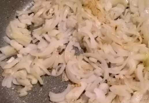 1. Этап. Гуляш из курицы: Лук нарезать произвольно и обжарить на сильном огне на растительном масле до румяного состояния.