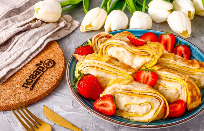 1. Этап. Блинный рулет с заварным кремом: При подаче нарежьте рулет порционными ломтиками, стараясь придерживать его края и не сильно надавливать, иначе крем вывалится наружу. Украсьте десерт свежими ягодами и заварите чай.