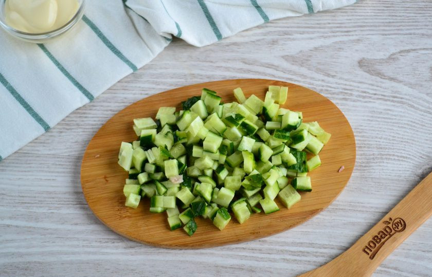 1. Этап. Салат с копченым мясом и огурцом: Огурец нарежьте мелким кубиком.