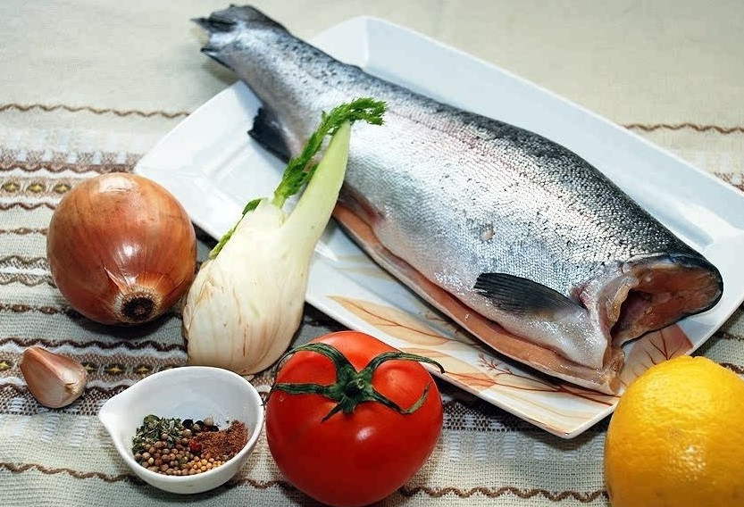 1. Этап. Форель, запеченная в духовке целиком: 1. Форель по этому рецепту я пробовала в одном колоритном ресторане за пределами нашей страны. Блюдо мне очень понравилось, и я решила воссоздать его в домашних условиях. Если вы не знаете, как приготовить форель запеченную в духовке целиком, смотрите дальше пошаговые фото.