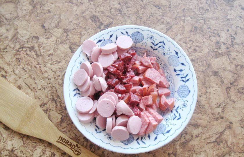1. Этап. Солянка как в ресторане: Колбасы и сосиски нарежьте.