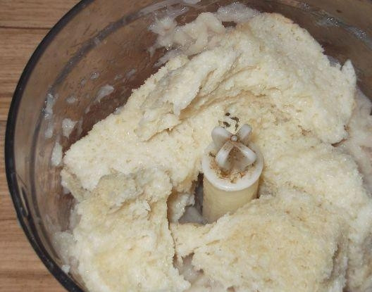 1. Этап. Котлеты из фарша минтая: 3. Размоченный хлеб слегка отожмите и выложите в чашу. Измельчите.