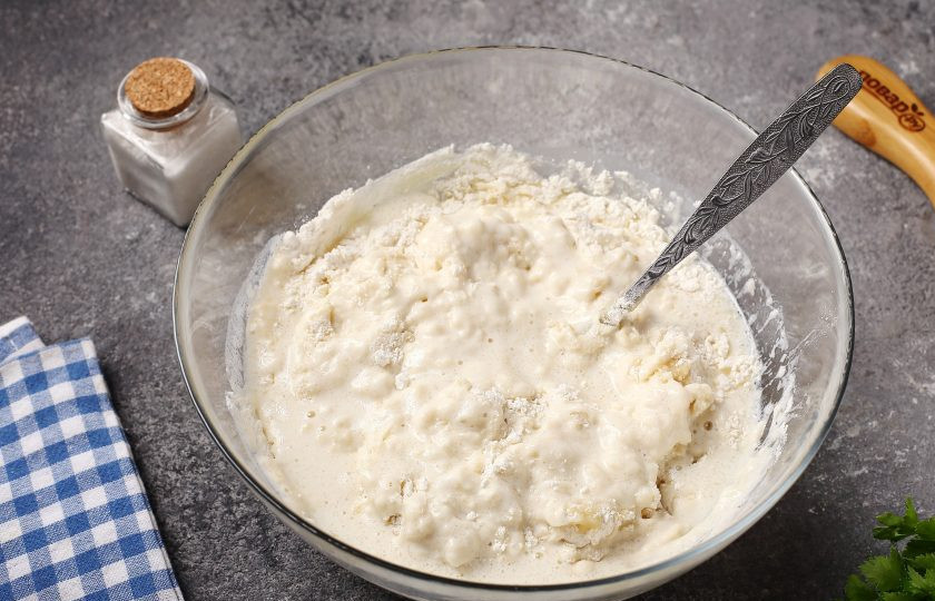 1. Этап. Дрожжевое тесто с содой: Перемешайте и частями введите муку.