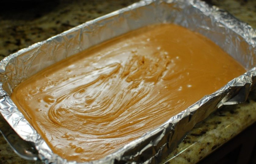 1. Этап. Домашняя помадка: 7. Форму застелите фольгой и смажьте маслом, залейте в нее приготовленную смесь.