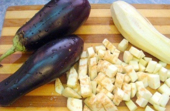 1. Этап. Аджаб сандал с мясом: Баклажаны помойте. Нарежьте их кусочками и залейте водой. Добавьте к ней соль. Оставьте овощ на 15 минут, затем слейте воду.
