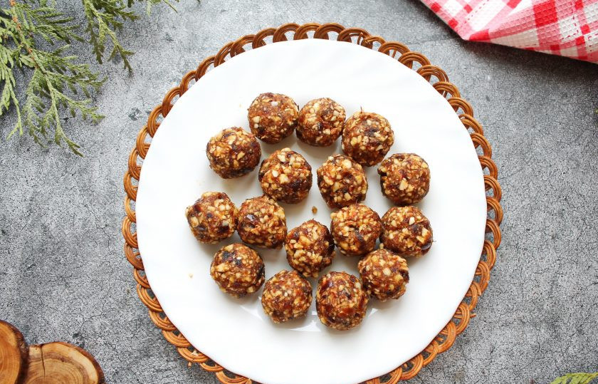 1. Этап. Конфеты из фиников с миндалем: Сформируйте круглые конфеты размером с орех макадамия. Положите в холодильник на 15 минут.