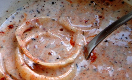 1. Этап. Шашлык на скорую руку: Теперь выкладываем кольца лука, тертый лук и измельченный чеснок в миску, вливаем кефир, добавляем соль и специи по вкусу, перемешиваем все.