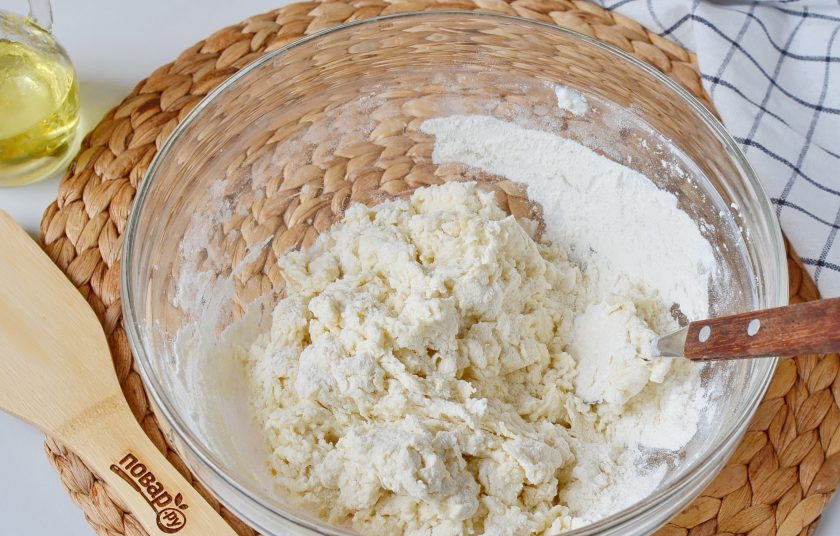 1. Этап. Хлеб на кефире в духовке: Ложкой перемешайте кефир с мукой, когда вся мука увлажнится, перейдите на рабочий стол, вымешивайте тесто, пока не получится упругий колобок.