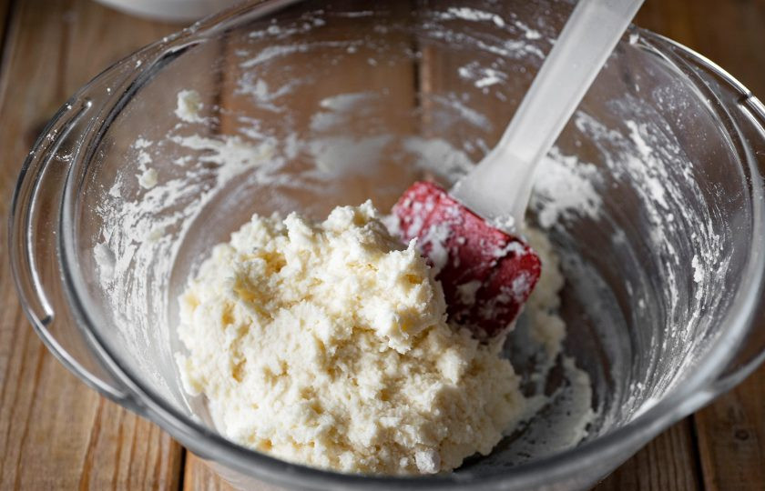 1. Этап. Кето-печенье из кокосовой муки: Готовое тесто получается вязкое и для удобства его лучше всего выложить в кондитерский мешок.