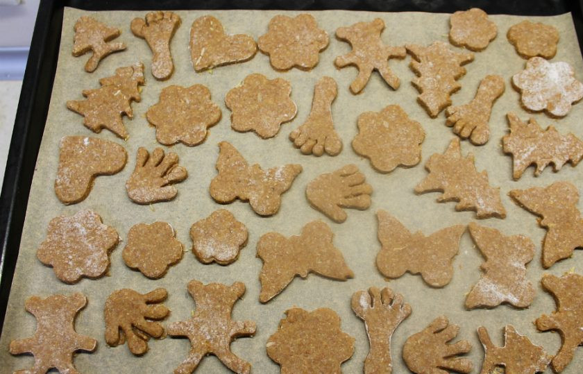 1. Этап. Медово-имбирные пряники: Заготовки выкладываем на противень покрытый пекарской бумагой.