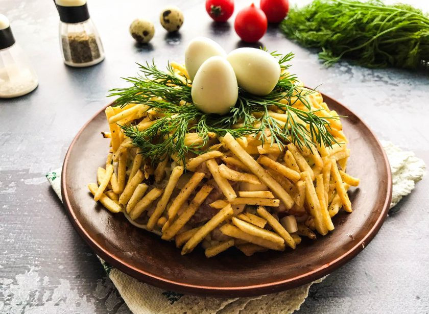 1. Этап. Салат Гнездо с чипсами: В углубление положите несколько веточек свежего укропа, а в середину — очищенные перепелиные яйца. Салат 