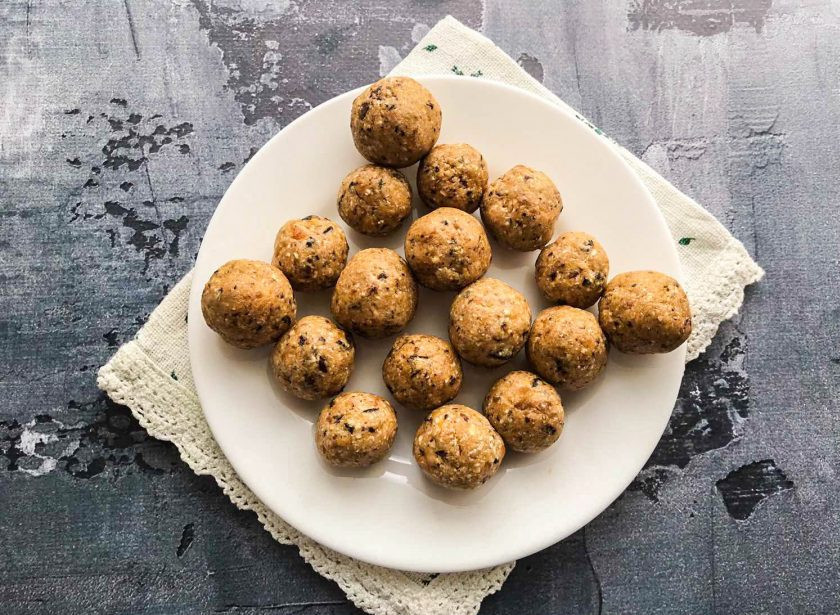 1. Этап. Конфеты из геркулеса: Сформируйте влажными руками шарики одинакового размера.