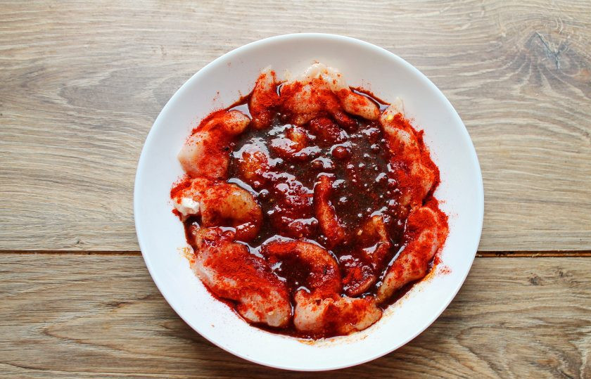 1. Этап. Куриные нагетсы в кукурузной панировке в духовке: Влейте соевый соус, перемешайте и оставьте мариноваться на 15 минут.