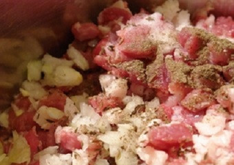 1. Этап. Самса уйгурская: 3. Луковицы очистить и при желании можно измельчить в блендере. Курдюк нарезать маленькими кусочками и добавить в фарш. Посолить и поперчить по вкусу. Добавить измельченную зиру и при желании острый перец. Все тщательно перемешать.