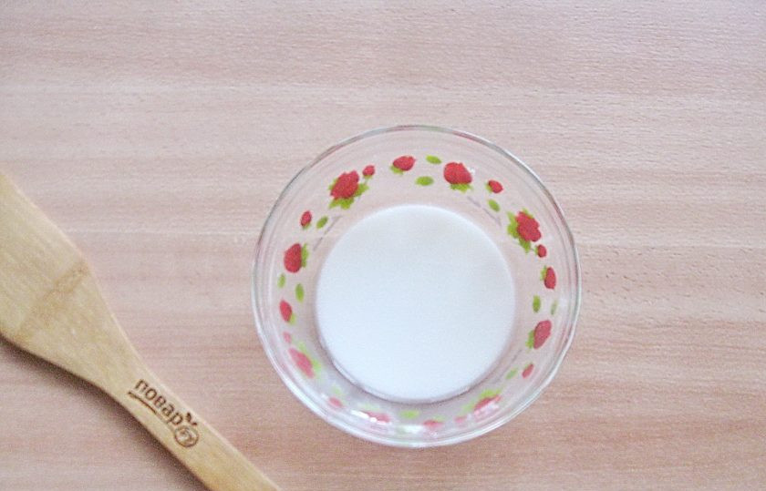 1. Этап. Грушевый кисель: Крахмал залейте 50 мл. холодной воды и перемешайте.